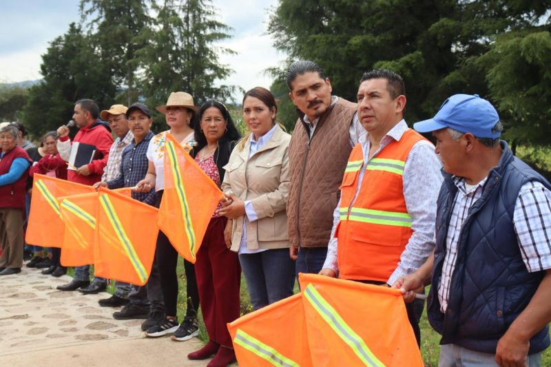 La Presidenta Leticia Arriaga, dio el banderazo de diversas obras en el Municipio.