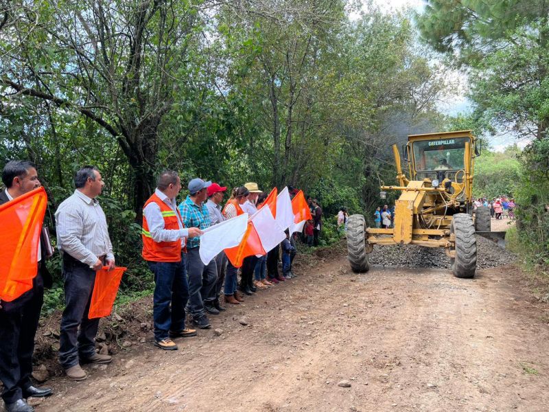 El H. Ayuntamiento realizó arranque de obras para mejorar la calidad de los caminos.
