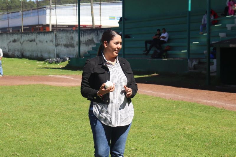 La Presidenta Leticia Arriaga realizó la apertura de la Liga de Beisbol de Ocampo