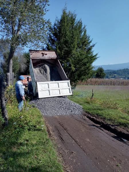 El H. Ayuntamiento continua con su compromiso en la rehabilitación de caminos